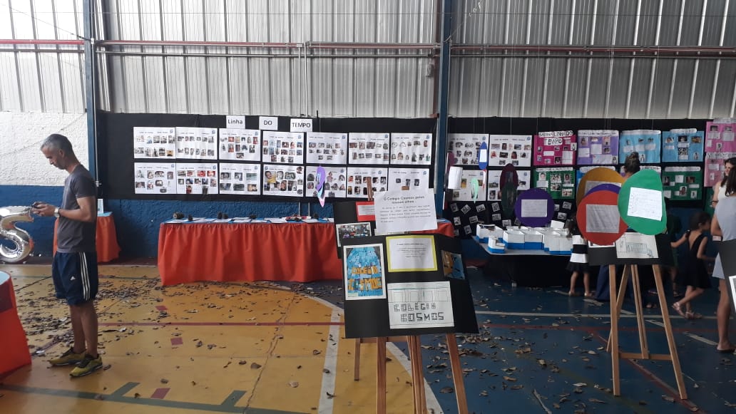 De fevereiro a setembro, alunos, professores, auxiliares, familiares...Todos estiveram envolvidos na elaboração do projeto “Tempo, formas, cores e sensações”. A exposição em 14/09 foi um enorme sucesso graças à dedicação e empenho de todos envolvidos. Rec