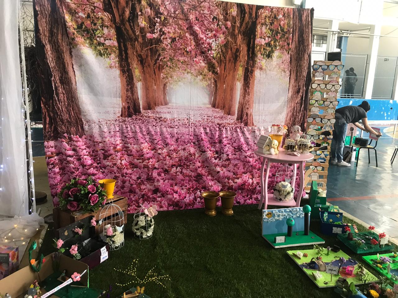 De fevereiro a setembro, alunos, professores, auxiliares, familiares...Todos estiveram envolvidos na elaboração do projeto “Tempo, formas, cores e sensações”. A exposição em 14/09 foi um enorme sucesso graças à dedicação e empenho de todos envolvidos. Rec